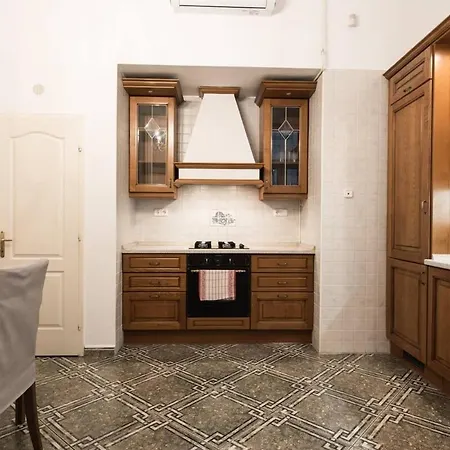 Ultra Spacious In Vaci Street Daire