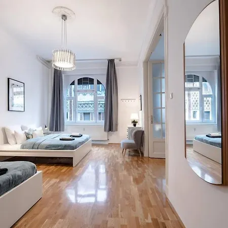 Daire Ultra Spacious In Vaci Street Budapeşte